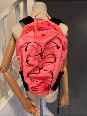 Lululemon Pink Backpack. O/S
Excellent condition.